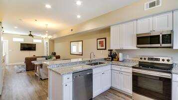 Apartemen (2 Bedrooms) | Dapur pribadi | Microwave, oven, kompor, dan mesin pencuci piring