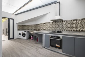冷蔵庫、電子レンジ、オーブン、コンロ