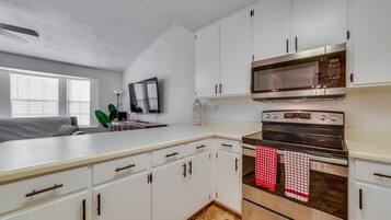 Apartment (1 Bedroom) | Private kitchen | Microwave, oven, stovetop, dishwasher