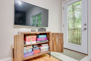 Games room - Asheville Retreat ~ 6 Mi to Biltmore & Downtown! (Asheville)