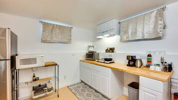 House (2 Bedrooms) | Private kitchen | Microwave, dishwasher, coffee/tea maker, coffee grinder