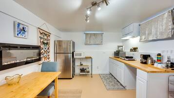 House (2 Bedrooms) | Private kitchen | Microwave, dishwasher, coffee/tea maker, coffee grinder