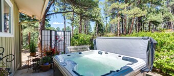 Serene Home w/ Hot Tub - 6 Mi to Boulder Falls!