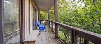 Pet-friendly Beech Mountain Condo: Walk to Slopes!