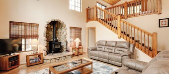 Hike & Fish: Parks Cabin w/ Balcony & Forest Views