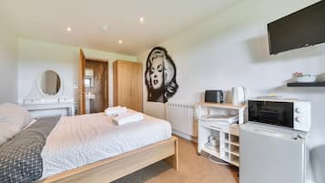 Iron/ironing board, free WiFi, bed sheets