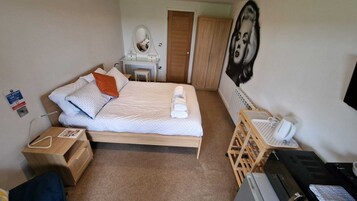 Tabla de planchar con plancha, wifi gratis y ropa de cama 