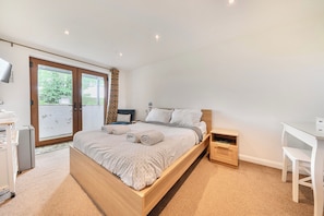 Iron/ironing board, free WiFi, bed sheets - Relaxing Room With Ensuite Rutland Point (Oakham)