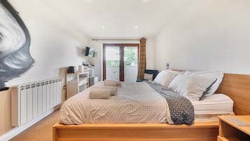 Iron/ironing board, free WiFi, bed sheets