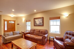 Una televisión, una chimenea, libros