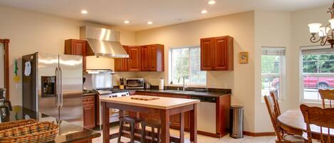 House (5 Bedrooms) | Private kitchen | Microwave, oven, stovetop, dishwasher