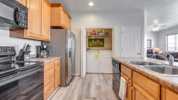 Apartment (2 Bedrooms) | Private kitchen | Microwave, oven, stovetop, dishwasher