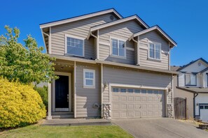 Interior - Bothell Retreat: Home Gym, Fireplace & More! (Mill Creek)