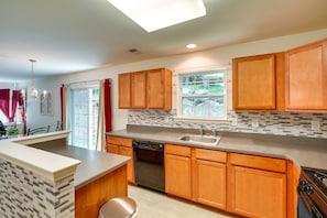 Microwave, oven, stovetop, dishwasher - Lehman Township Home With Indoor & Outdoor Pools! (Bushkill)