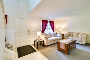 TV - Lehman Township Home With Indoor & Outdoor Pools! (Bushkill)