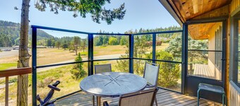 Serene La Conner Retreat w/ Fireplace & Deck!