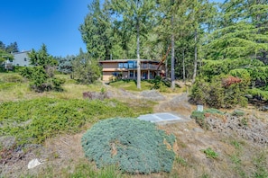 Exterior - Serene La Conner Retreat w/ Fireplace & Deck! (La Conner)