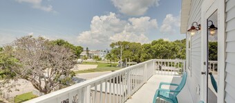 Sunny Key Largo Home w/ Golf Cart & Kayaks