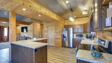 House (5 Bedrooms) | Interior