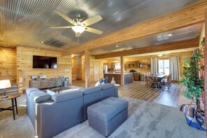 House (5 Bedrooms) | Interior