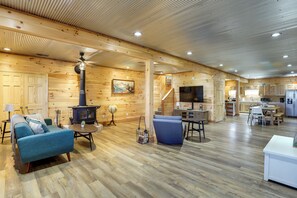 House (5 Bedrooms) | Interior