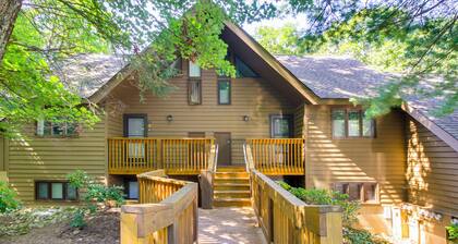 Wintergreen Resort Condo w/ Deck, 0.3 Mi to Slopes