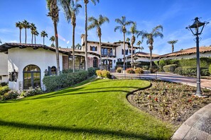 Apartment (2 Bedrooms) | Interior - Golf Course, Pool Access: Palm Desert Condo! (Palm Desert)