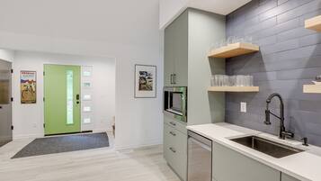 House (3 Bedrooms) | Private kitchen | Microwave, oven, stovetop, dishwasher