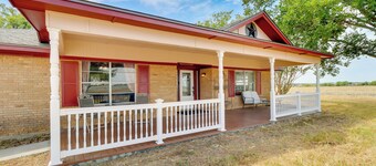 20 Mi to Austin: Texas Farmhouse on 10 Acres