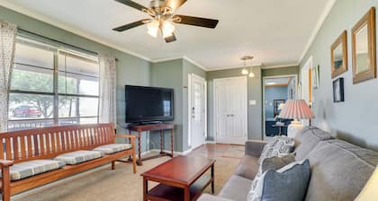 20 Mi to Austin: Texas Farmhouse on 10 Acres