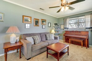 House (2 Bedrooms) | Interior - 20 Mi to Austin: Texas Farmhouse on 10 Acres (Manor)