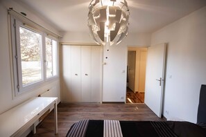 2 makuuhuonetta, silitysrauta/-lauta, internet, vuodevaatteet