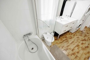 Hiustenkuivaaja, pyyhkeet, saippua, vessapaperi