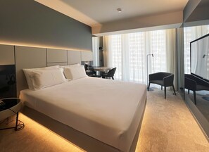 Premium bedding, down comforters, minibar, in-room safe - Bom Sucesso Hotel by gaiarooms (Porto)