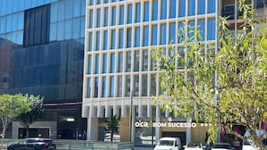 Un bâtiment moderne doté d’une façade en verre et d’une structure de fenêtres en forme de grille.