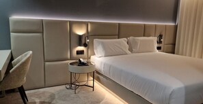Deluxe Double Room | Premium bedding, down comforters, minibar, in-room safe - Bom Sucesso Hotel by gaiarooms (Porto)