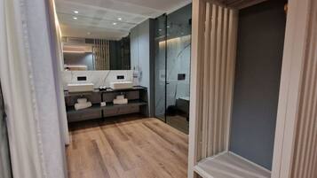 Ducha, artículos de tocador gratuitos, secador de pelo, toallas