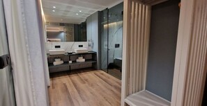 Deluxe Double Room | Bathroom | Shower, free toiletries, hair dryer, towels