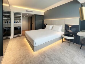 Premium bedding, down comforters, minibar, in-room safe - Bom Sucesso Hotel by gaiarooms (Porto)