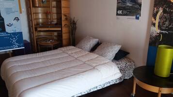 4 bedrooms, iron/ironing board, WiFi