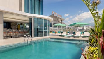 Piscine extérieure, parasols de plage, chaises longues
