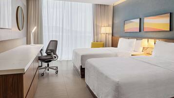 Habitación, 2 camas dobles | Ropa de cama hipoalergénica, caja fuerte, escritorio