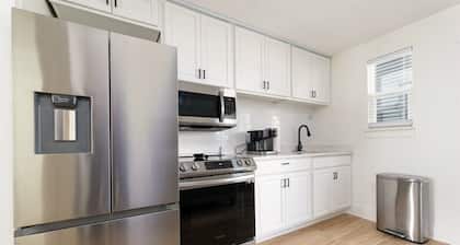 Be A Nomad | Newly renovated | 1bed steps to beach