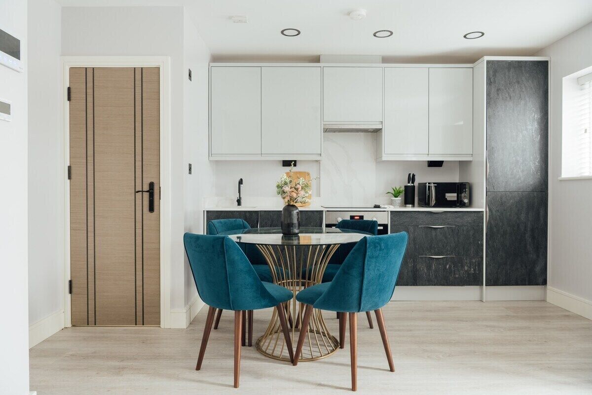 Réfrigérateur, four à micro-ondes, un four, surface de cuisson