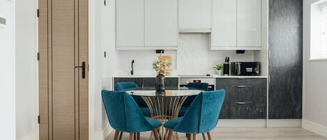 Réfrigérateur, four à micro-ondes, un four, surface de cuisson