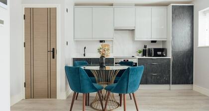 Inviting 2BR House in Dorking