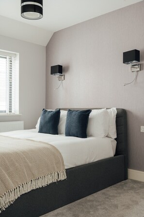 2 室のベッドルーム、アイロン / アイロン台、WiFi (無料)、ベッドシーツ