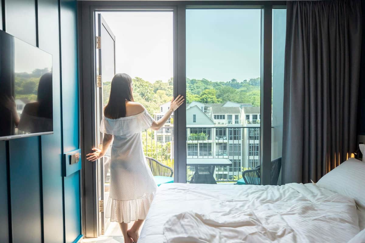 Habitación Deluxe, 1 cama matrimonial, balcón | Caja de seguridad en la habitación y muebles diferentes