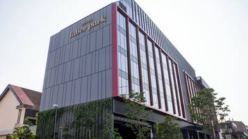 Un moderno edificio de hotel con un letrero llamativo que dice 'Hotel Faber Park'.