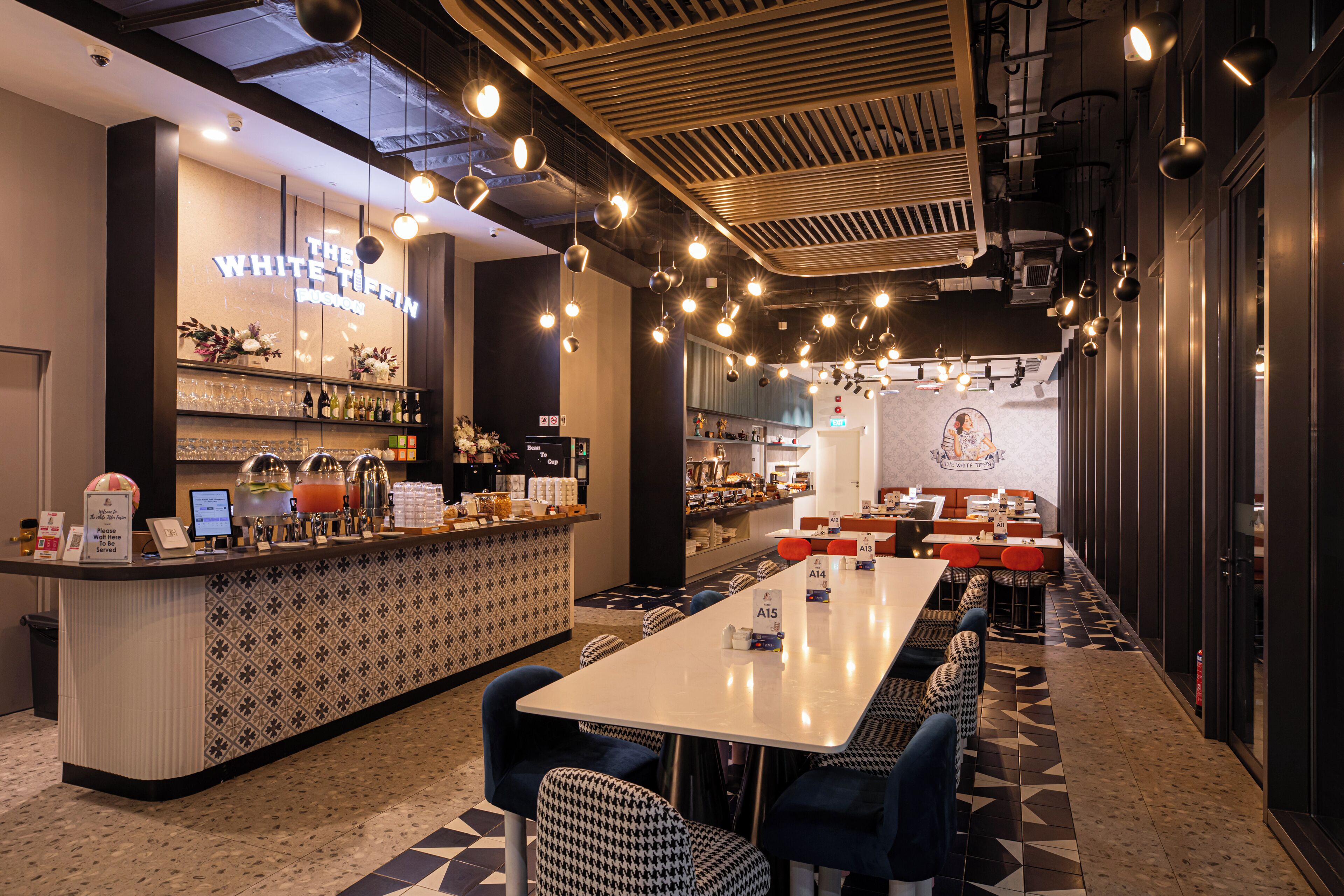 Een restaurant met een bar, zitplaatsen en een vloer met een patroon.